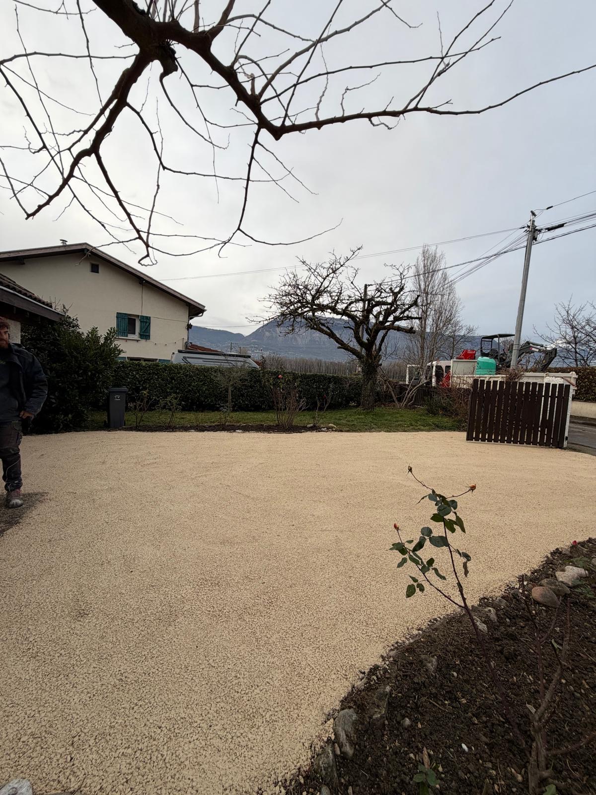 Création de cour en gravier par le paysagiste MB Paysage 38 à Vizille
